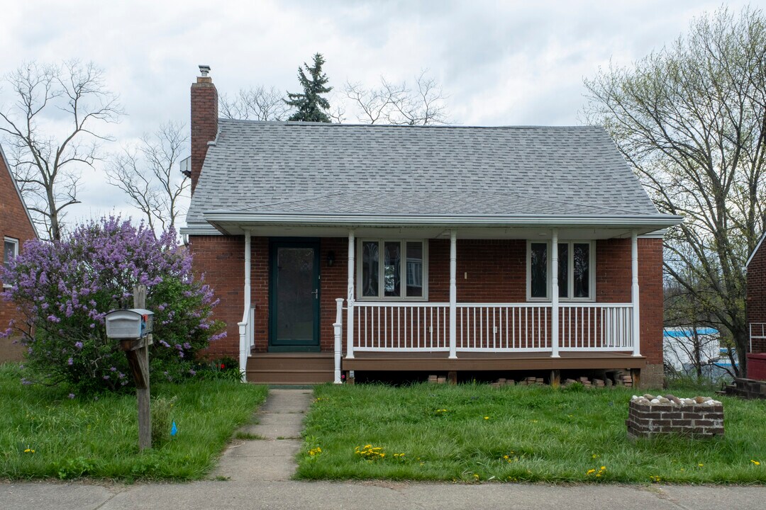 713 Overhill Dr in North Versailles, PA - Foto de edificio