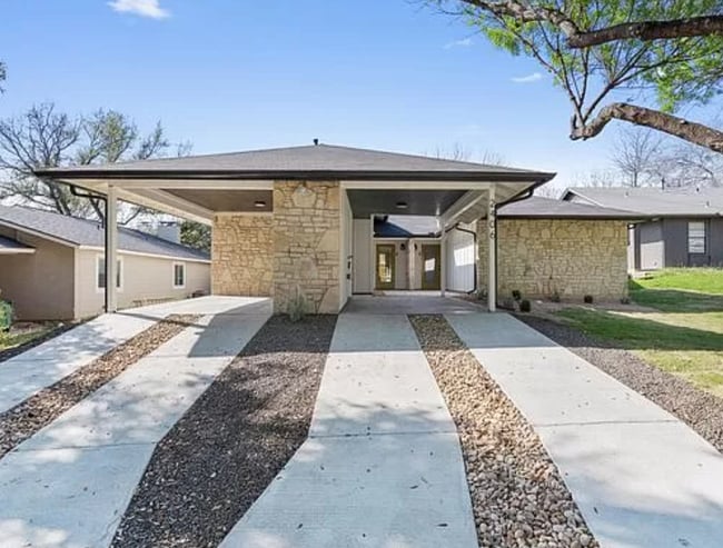 2406 Burleson Ct in Austin, TX - Foto de edificio - Building Photo