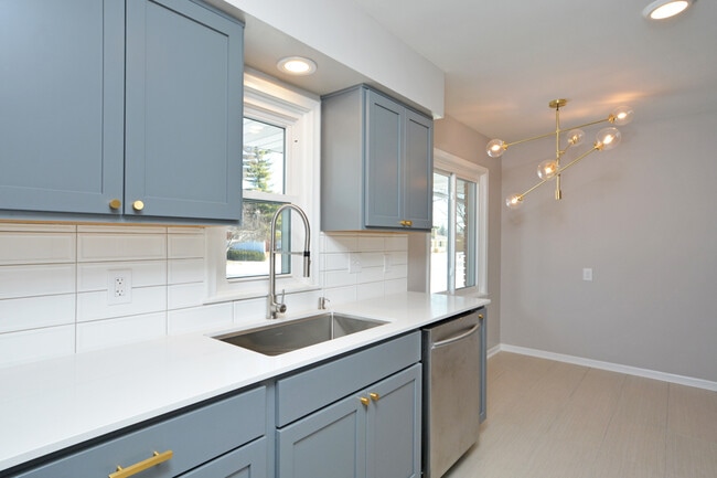 5204 Grandview Ln in Edina, MN - Building Photo - Building Photo