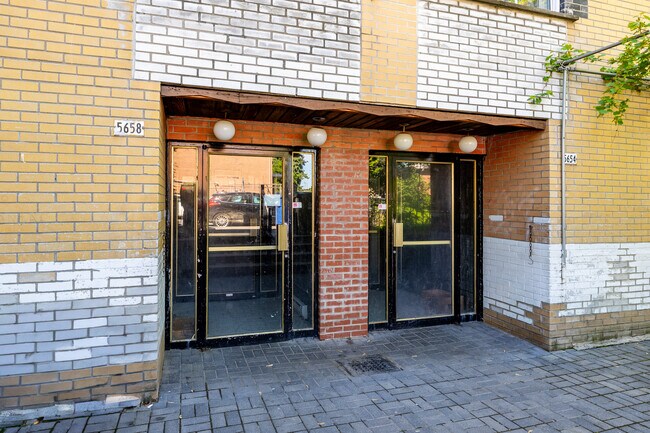 5654-5658 Des Narcisses Rue