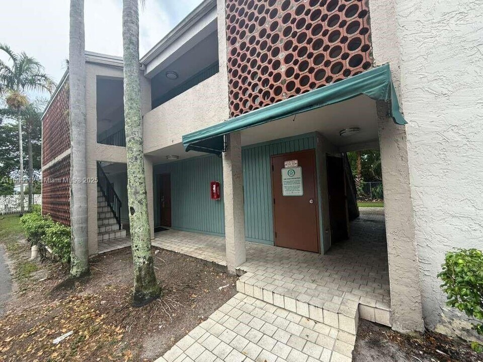 4220 Inverrary Blvd in Lauderhill, FL - Building Photo
