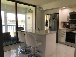 5130 Las Verdes Cir, Unit 211 in Delray Beach, FL - Building Photo - Building Photo