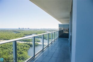 16385 Biscayne Blvd in North Miami Beach, FL - Building Photo