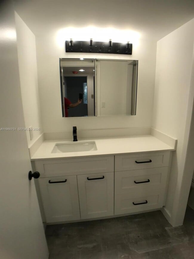 751 N Pine Island Rd in Plantation, FL - Building Photo - Building Photo