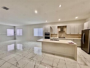 8143 NW 45th St in Doral, FL - Building Photo - Building Photo