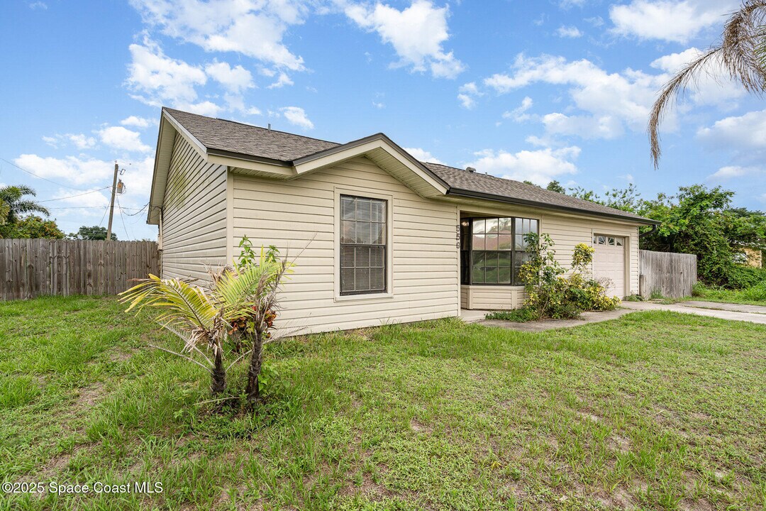 559 Diamond Ave NE in Palm Bay, FL - Building Photo