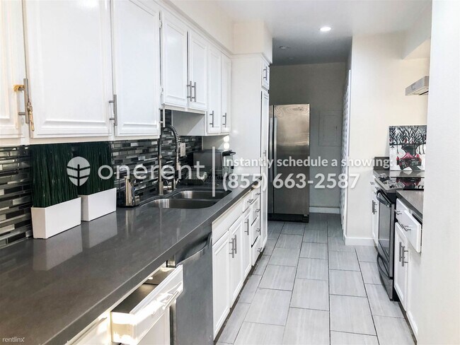 1340 S Beverly Glen Blvd-Unit -Unit 113 in Los Angeles, CA - Building Photo - Building Photo