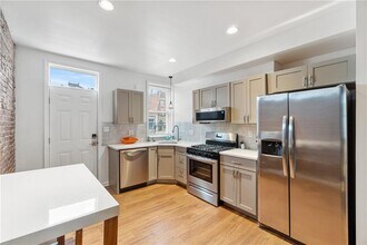 3037 Spring Way in Pittsburgh, PA - Foto de edificio - Building Photo