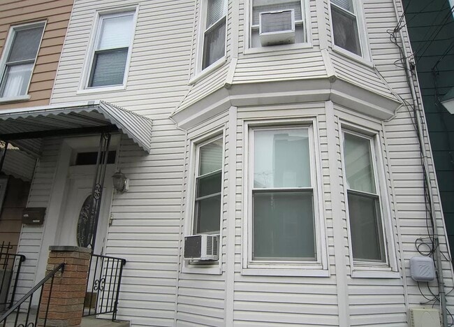 158 Hopkins Ave, Unit First Floor in Jersey City, NJ - Building Photo - Building Photo