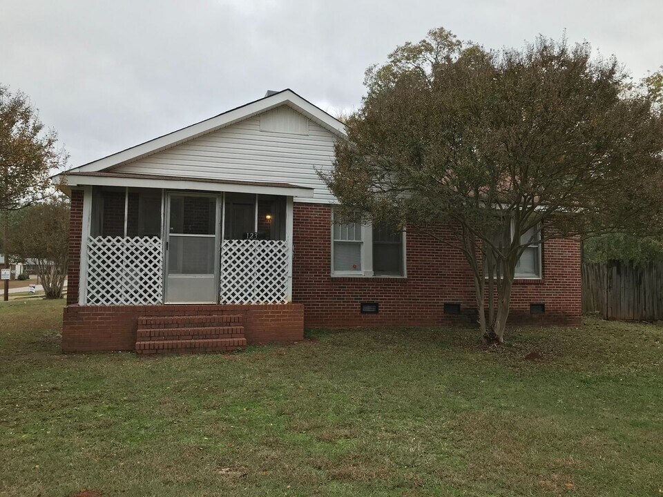 1231 Alexandria Rd in Weaver, AL - Building Photo