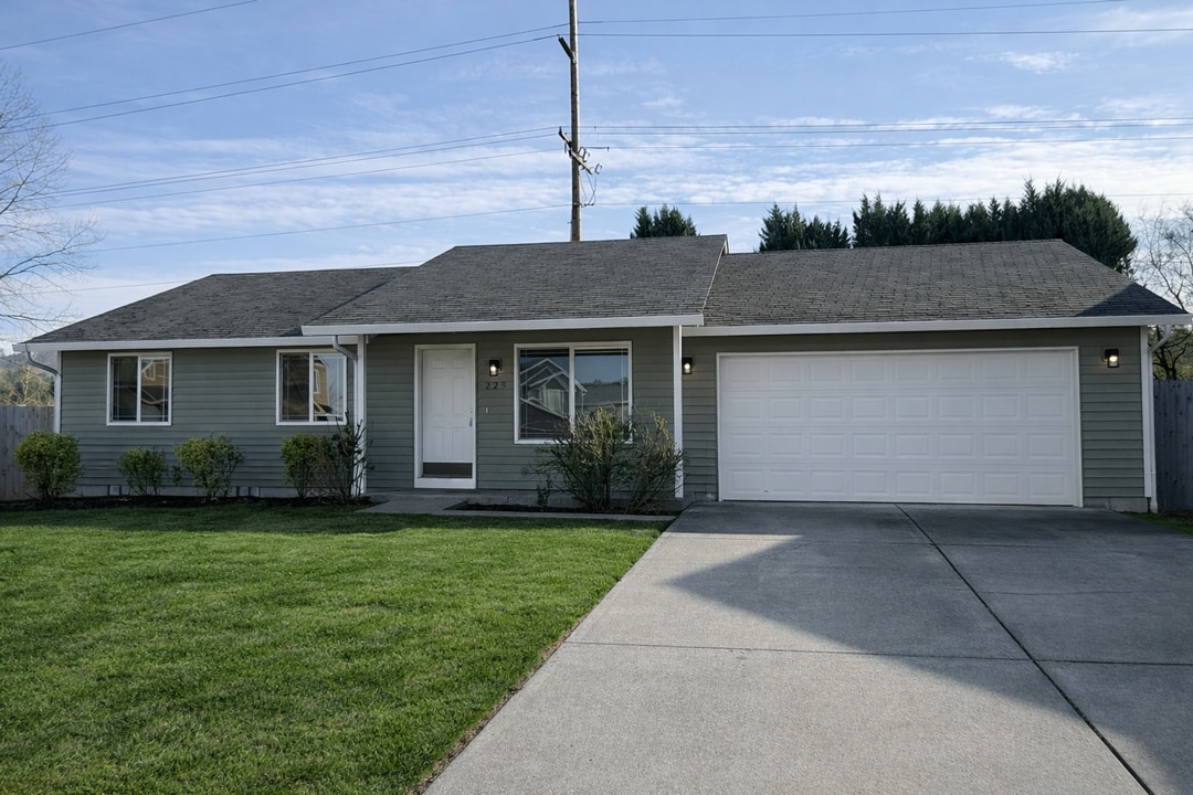 229 Canvasback Dr in Kelso, WA - Building Photo