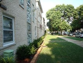 8638 W Summerdale Ave in Chicago, IL - Foto de edificio - Building Photo