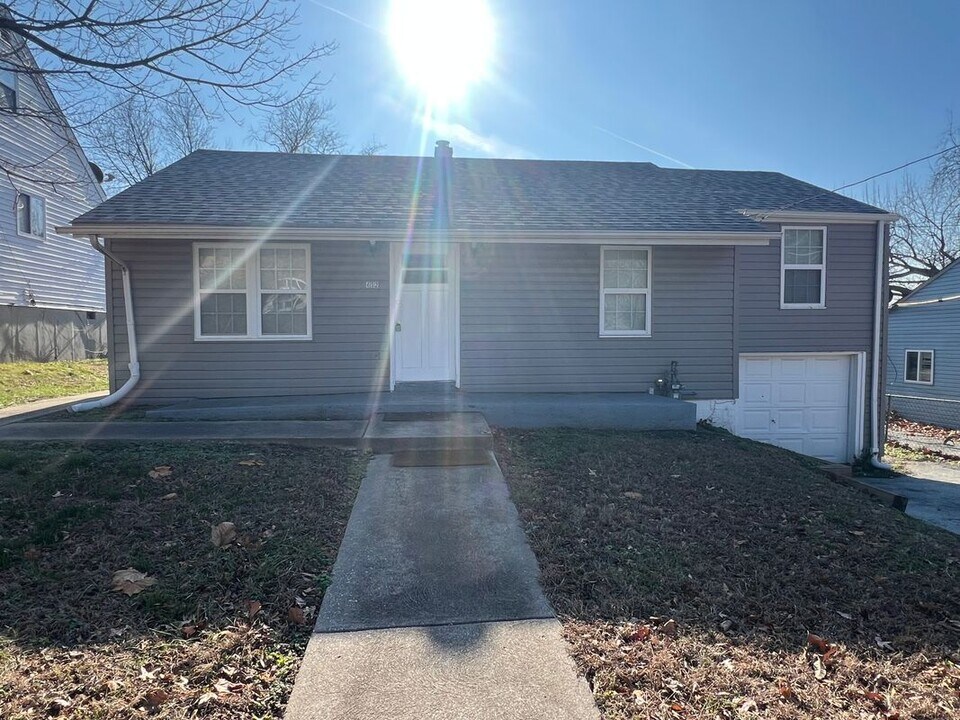 452 Bluff Dr in St. Louis, MO - Building Photo