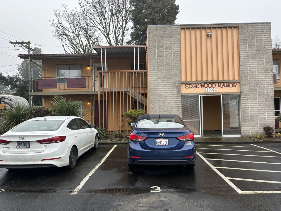 Edgewood Manor Apartments in Salem, OR - Building Photo