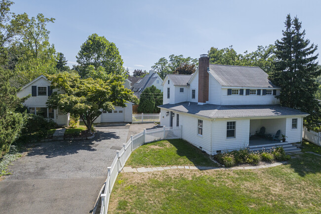 28 West End Ave in Greenwich, CT - Foto de edificio - Building Photo