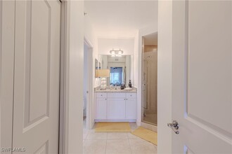 1100 Pine Ridge Rd in Naples, FL - Building Photo - Building Photo
