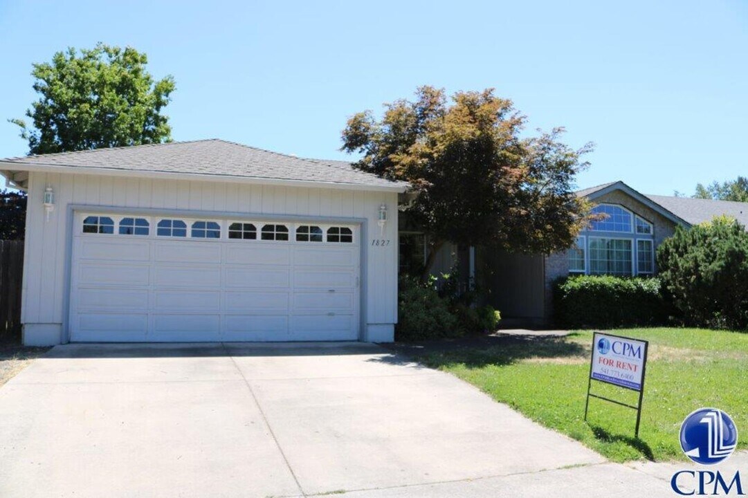 1827 Arlington Dr in Medford, OR - Building Photo