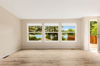 3930 E Lake Sammamish Pkwy NE in Sammamish, WA - Building Photo - Building Photo