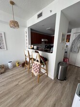 115 SW 11th St, Unit 804 in Miami, FL - Foto de edificio - Building Photo