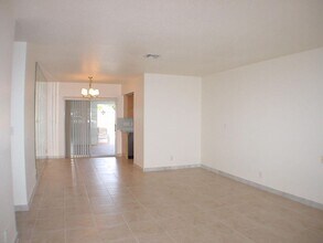 590 NE Wavecrest Way in Boca Raton, FL - Building Photo - Building Photo