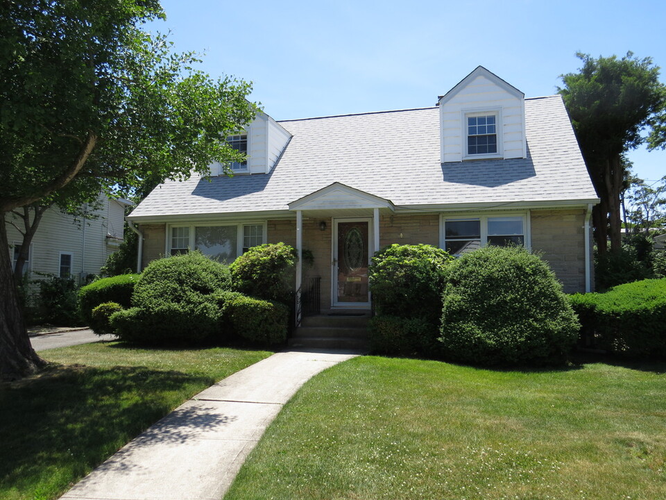 70 Woodhollow Rd in Albertson, NY - Building Photo