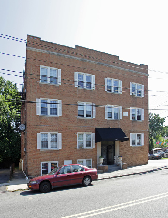 1009 Chancellor Ave in Irvington, NJ - Building Photo