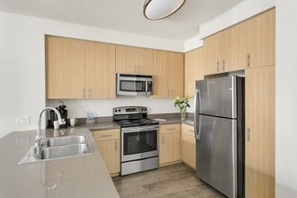 mResidences Redwood City in Redwood City, CA - Building Photo - Building Photo