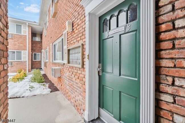 104 N Beverwyck Rd in Parsippany Troy Hills, NJ - Building Photo - Building Photo