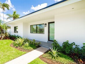 1181 NE 202nd St in North Miami Beach, FL - Building Photo - Building Photo