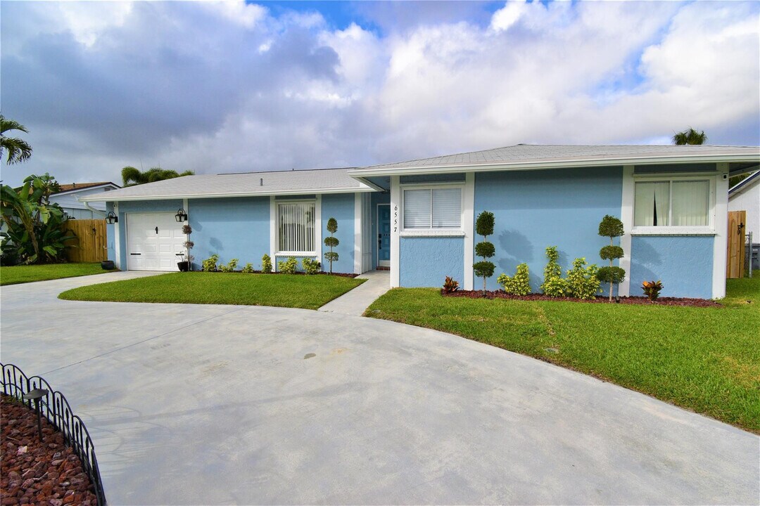 6557 Country Wood Way in Delray Beach, FL - Building Photo