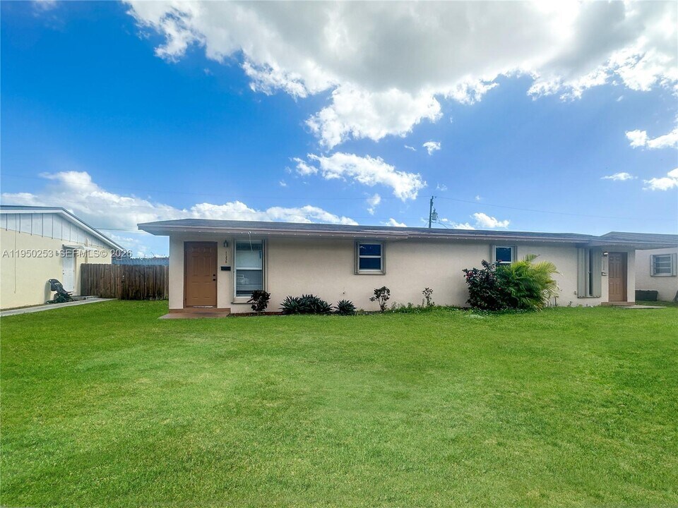 11330 SW 207th Dr in Miami, FL - Building Photo