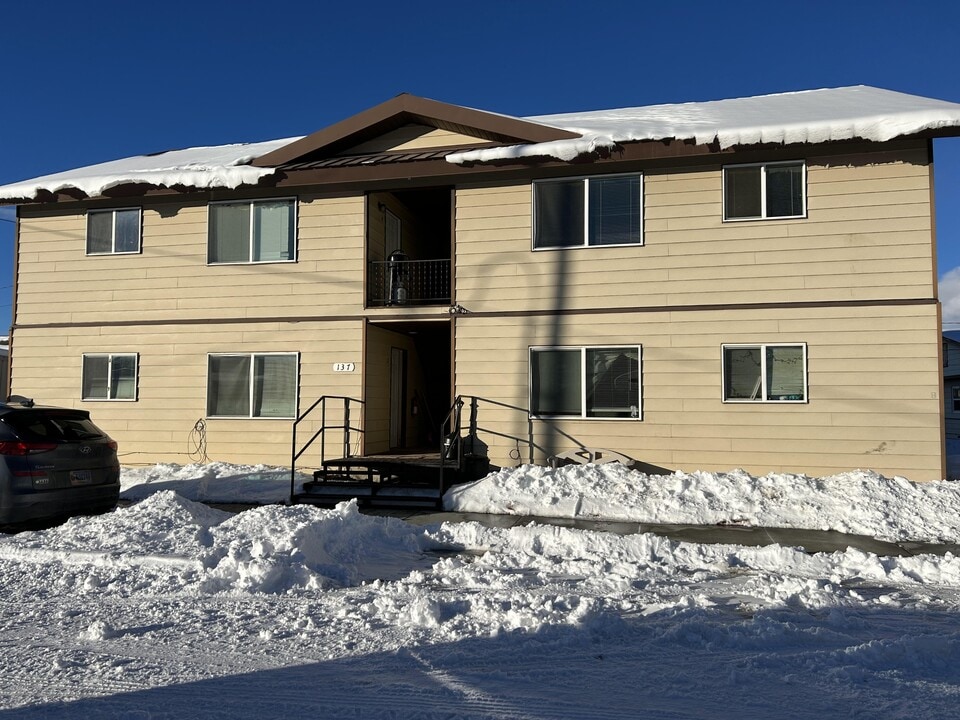 137 Mapfel St in Pinedale, WY - Foto de edificio