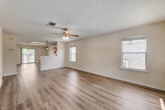 2101 Parksville Way in Cedar Park, TX - Foto de edificio - Building Photo