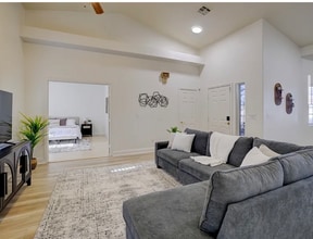 1870 Racine Dr in Las Vegas, NV - Foto de edificio - Building Photo