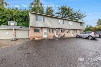 3247 SE Risley Ave in Portland, OR - Building Photo - Building Photo