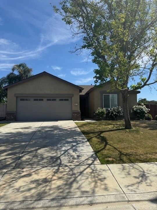 9017 Tropicana Dr in Bakersfield, CA - Foto de edificio