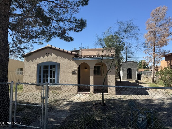 209 Hadlock St in El Paso, TX - Building Photo - Building Photo