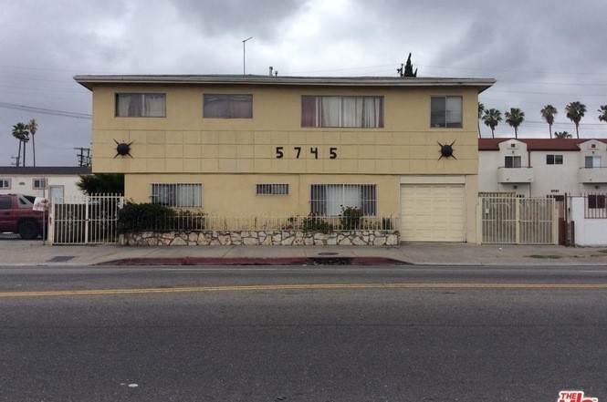 5745 S Western Ave in Los Angeles, CA - Building Photo