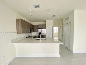 6453 NW 102nd Path in Doral, FL - Building Photo - Building Photo