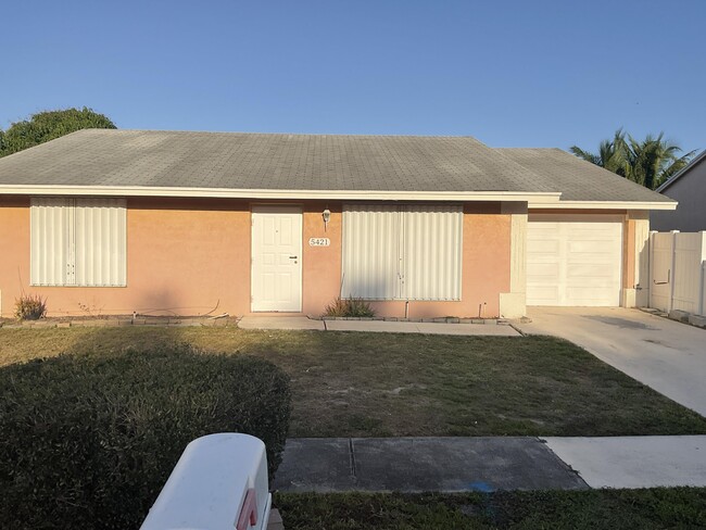 5421 Huddle Hill Rd in Greenacres, FL - Building Photo - Building Photo