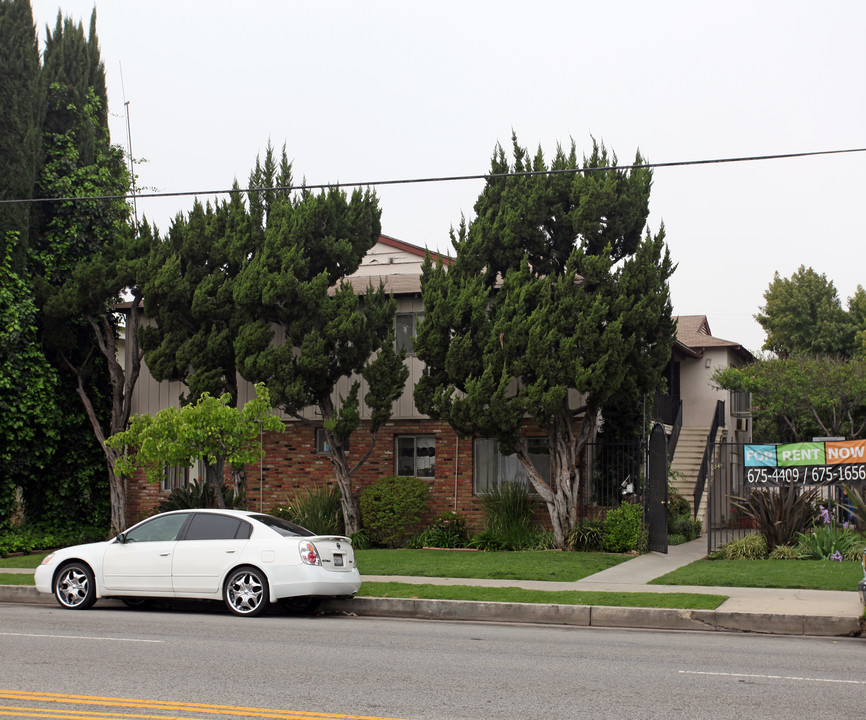 Lindley Courtyard Apartments in Northridge, CA - Building Photo