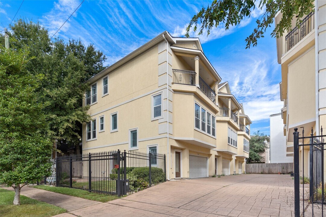 6124 Tyne St in Houston, TX - Building Photo