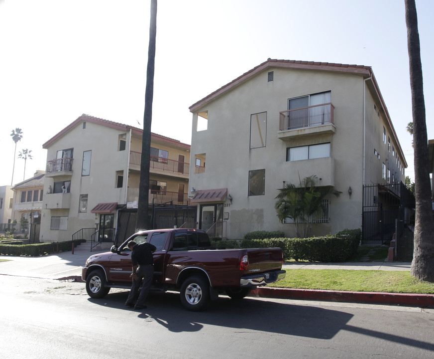 227 N New Hampshire Ave in Los Angeles, CA - Building Photo