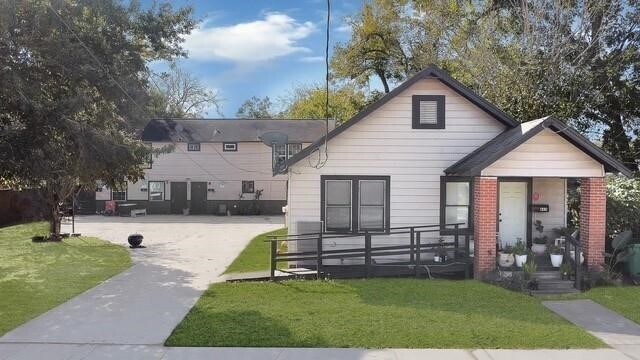 property at 605 E Hunnicutt St