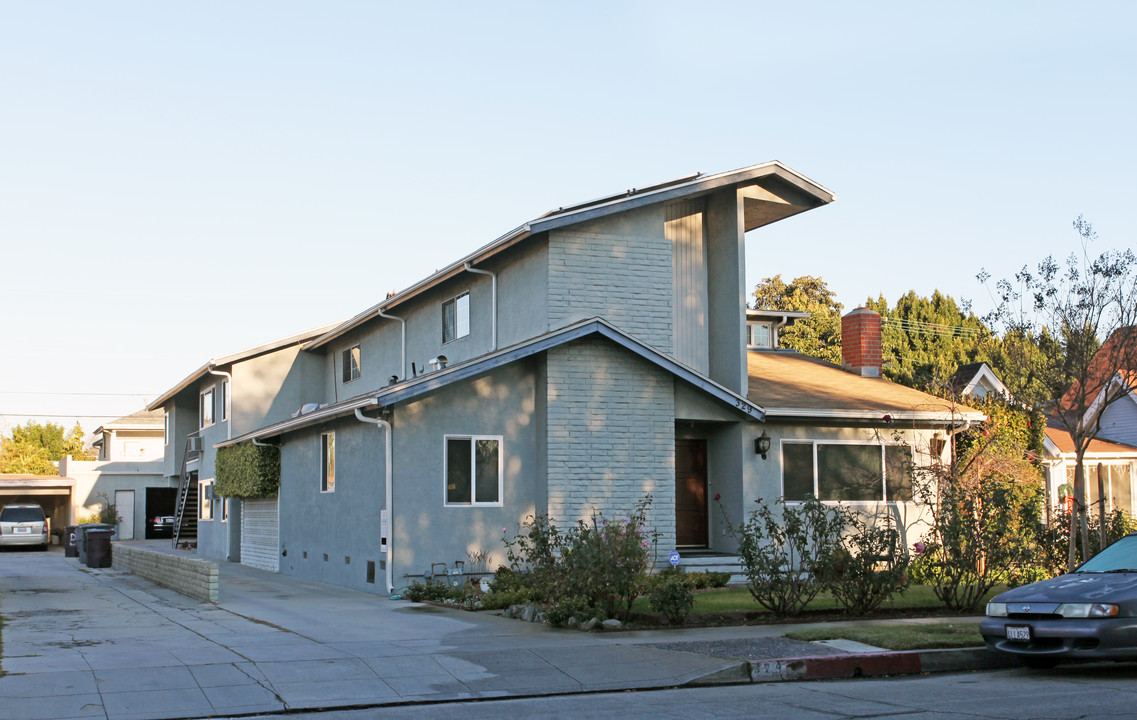 329 Thompson Ave in Glendale, CA - Building Photo