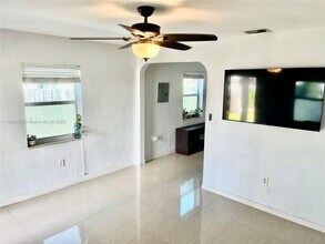3135 SW 64th Ave in Miami, FL - Building Photo - Building Photo
