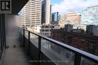 111 Elizabeth St in Toronto, ON - Building Photo - Building Photo