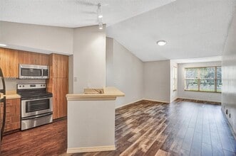 437 Vista Isles Dr in Plantation, FL - Building Photo - Building Photo