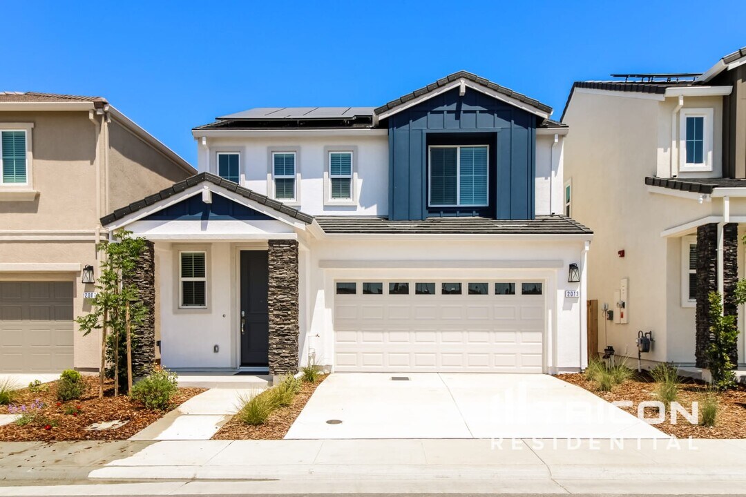 2013 Comstock Ln in Lincoln, CA - Building Photo