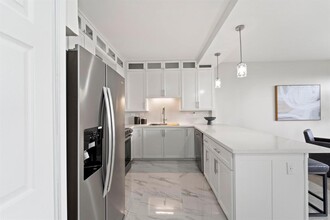 651 Bering Dr in Houston, TX - Building Photo - Building Photo